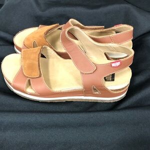 Women’s Onfoot Zen Brown Leather Sandals like new